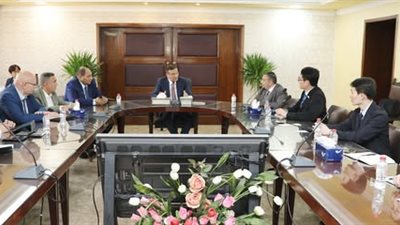 وزير الزراعة يبحث مع كبرى الشركات الكورية الاستثمار في مجال إنتاج لقاحات الدواجن في مصر