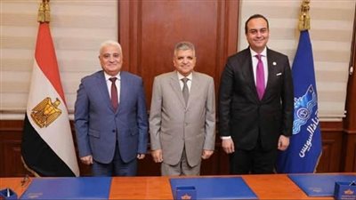 أسامة ربيع يوقع مذكرة دعم الحقوق التأمينية والصحية للعاملين بهيئة قناة السويس