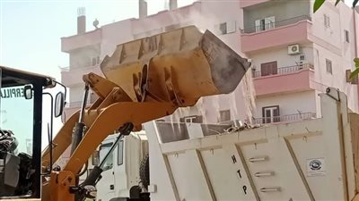 بالصور.. تنفيذ أعمال نظافة وتجميل الشوارع بغرب الأقصر