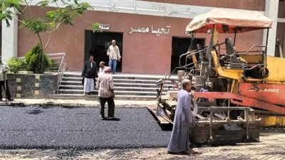 بالصور.. مواصلة تنفيذ أعمال رصف الطرق بقري مركز إسنا جنوب الأقصر