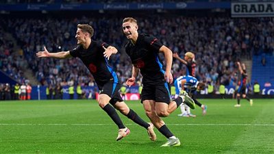 أتلتيكو مدريد يطارد موهبة برشلونة وسط تمسك كتالوني