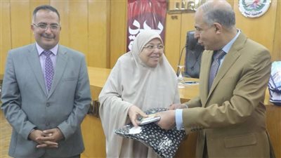 محافظ المنيا يشارك حجاج الجمعيات الأهلية فرحتهم قبل السفر للأراضي المقدسة