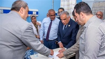 رئيس جامعة طنطا يزور طالبات كلية علوم الرياضة للاطمئنان على حالتهم الصحية