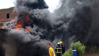 إخماد حريق ضخم بمحطة وقود أهلية في قرية بالمنيا