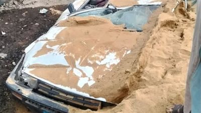 بالصور.. تحطيم سيارة ملاكي بعد سقوط تريلا عليها بالمنيا