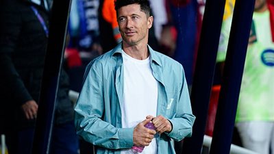 ليفاندوفسكي يتمسك ببرشلونة.. ويضحي بالمال من أجل البقاء