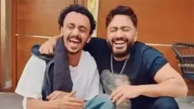 تامر حسني يمازح كزبرة في كواليس أغنية جديدة تجمعهما: بقالك أسبوع واكل شارب نايم! (فيديو)
