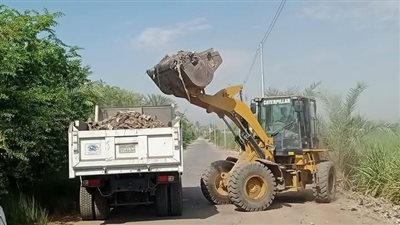 بالصور.. رفع الأتربة والمخلفات الصلبة بالشوارع الرئيسية جنوب الأقصر