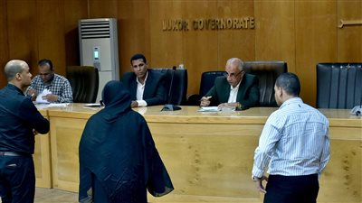 بالصور.. محافظة الأقصر تفحص شكاوى وطالبات المواطنين في اليوم المفتوح