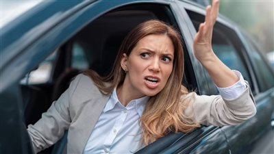 عادات القيادة الشائعة التي تُشير إلى النرجسية لدى السائقين