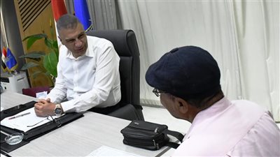 خلال اللقاء الجماهيرى.. محافظ أسوان يستمع لمطالب وشكاوى المواطنين 