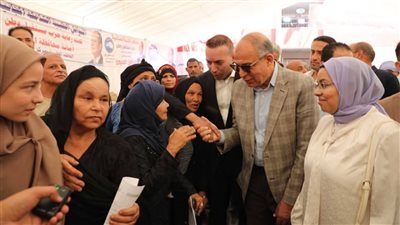 محافظ المنيا يستمع إلى مطالب أهالي جزيرة شارونةويوجه بصرف إعانات عاجلةلحالات انسانية