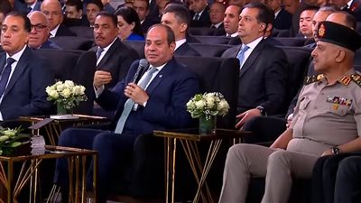 الرئيس يزيح الستار عن لوحة تذكارية إيذانا بافتتاح المرحلة الأولى من مدينة مستقبل مصر