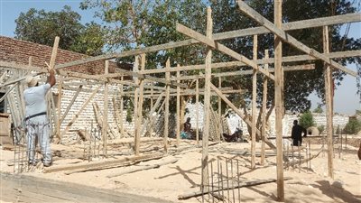 بالصور.. فك شدة خشبية لبناء مخالف ومصادرة مواد البناء جنوب الأقصر