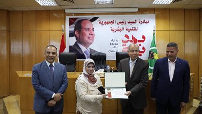 محافظ المنيا يكرم عددًا من العاملين بالديوان العام لبلوغهم سن المعاش