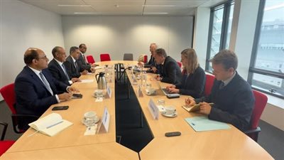 وزير الخارجية والهجرة يلتقى مع المفوض الأوروبي للطاقة والإسكان