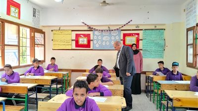 قرار مفاجئ من مدير تعليم قنا بسبب باب المدرسة.. ما القصة؟