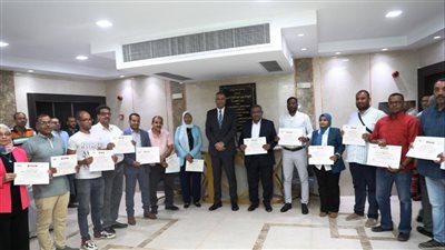 محافظ أسوان يكرم الموظفين الحاصلين على المراكز الأولى فى الدورات والبرامج التدريبية