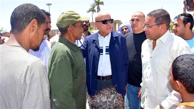 «محافظ الأقصر» يلتقي الأهالي لاستعراض مطالبهم عقب صلاة الجمعة (صور)
