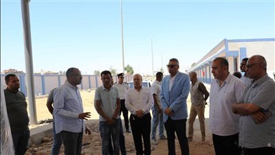 محافظ أسوان يتفقد مشروع إنشاء مجمع المواقف الشرقى لسيارات السيرفيس بالكفور