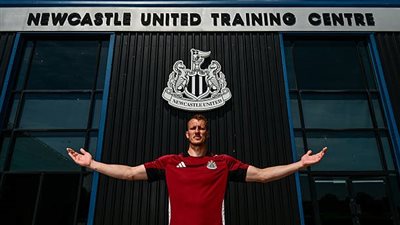 نيوكاسل يمدد عقد دان بيرن حتى صيف 2027 بعد موسم مميز