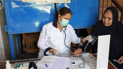 بالصور.. توقيع الكشف على 498 حالة خلال فعاليات القافلة الطبية بالأقصر