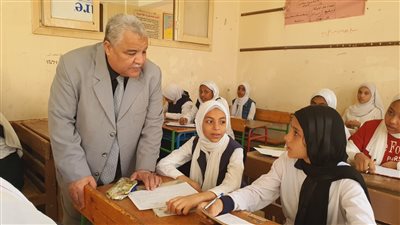 «وكيل التعليم» يتفقد سير أعمال امتحانات الفصل الدراسي الثاني بالأقصر (صور)