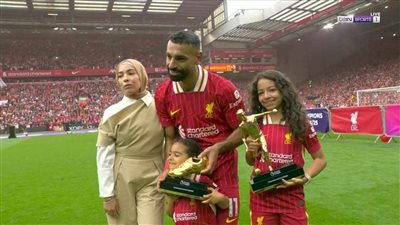 بالصور صلاح يحتفل مع عائلته بنيل  الحذاء الذهبي وتتويج ليفربول بالبريميرليج 
