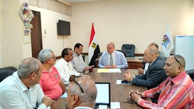 مدير تعليم قنا يتابع انتظام امتحانات صفوف النقل بغرفة العمليات المركزية