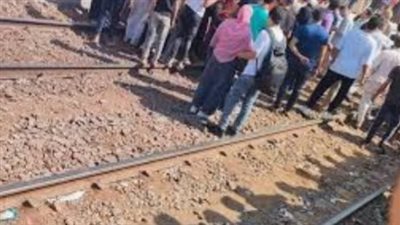 أفقده كف يده اليسرى.. تفاصيل اصطدام قطار بشاب أثناء مرور السكة بأسوان