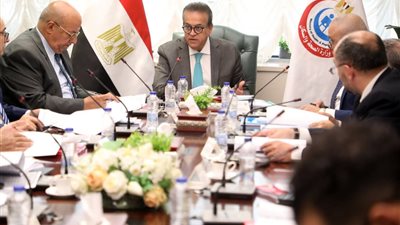 وزير الصحة يناقش موازنة صندوق التعويض عن مخاطر المهن الطبية