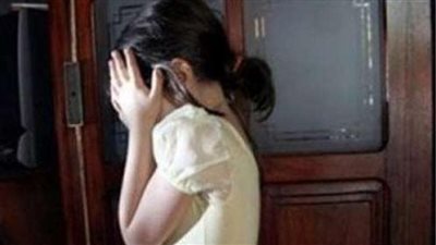 استدرجها بقطعة شوكولاتة.. ربة منزل تتهم مسنًا بالتعدي على طفلتها بالقليوبية