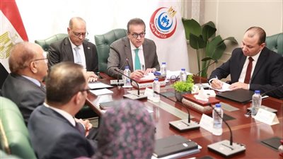 خالد عبد الغفار يبحث مع وزير العمل آليات تنظيم مهنة 