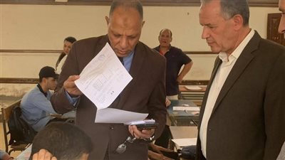 رئيس امتحانات الثانوية العامة يتفقد سير امتحانات الترم الثاني لأولى وثانية ثانوى بأسيوط