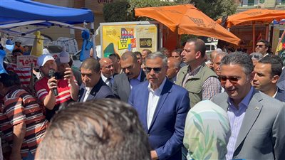 تخفيضات 30%.. وزير التموين يتفقد سوق 