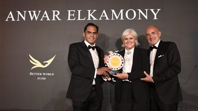 أنور الكموني بطل التنس المصري يكرم رموز الإنسانية في مهرجان كان