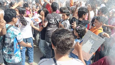  «مدير مدرسة» يشارك طلابه فرحتهم بانتهاء الامتحانات