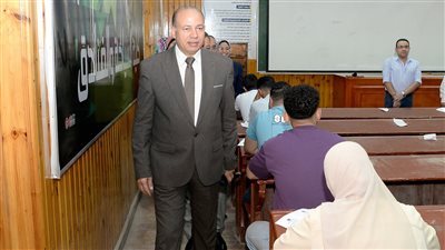 رئيس جامعة المنصورة يُواصل جولاته لتفقُّد سير الامتحانات بكليات الجامعة