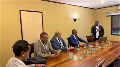 وزير الطيران المدني يبحث مع مسئولي شركة 