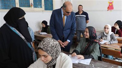 محافظ المنيا يتفقد لجان امتحانات الشهادة الإعدادية والدبلومات الفنية 