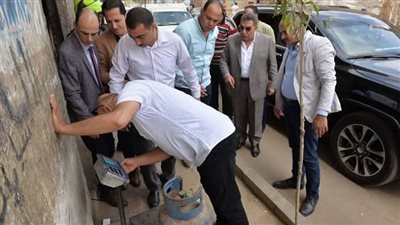 محافظ الدقهلية يستوقف سيارة أنابيب بوتاجاز للتأكد من معايرة الأنبوبة بالميزان 