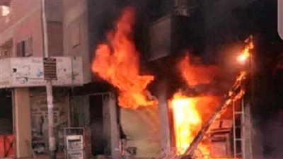حريق هائل يلتهم منزلا والدفع بسيارات الحماية المدنية لإخماد الحريق بالمنيا 