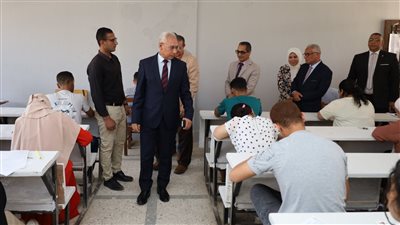 رئيس جامعة المنيا يتفقد امتحانات كلية التربية 