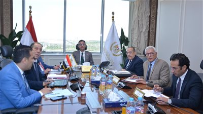 وزير التموين يعقد اجتماعًا مع رئيس شركة السكر لبحث خطط التطوير وتعزيز الإنتاج المحلي