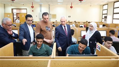رئيس جامعة المنيا يتابع أعمال الامتحانات بكليات الصيدلة والعلاج الطبيعي 