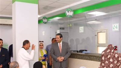 محافظ دمياط يتابع صرف المعاشات بمكاتب البريد ويوجه بوضع ملصقات بسيارات الأجرة