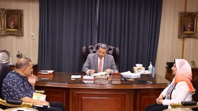 محافظ دمياط يناقش الموقف الخاص بمشروعات المياه والصرف الصحى