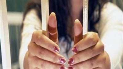 بسبب هاتف محمول.. قرار جديد بشأن المتهمة بالتعدي على طالبة جامعية 