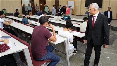 رئيس جامعة المنيا يتابع انتظام امتحانات جامعة المنيا الأهلية