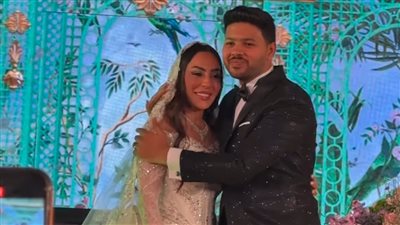 برومانسية عالية.. محمد شاهين يغني لعروسته ملكة جمال الناس في حفل زفافهما